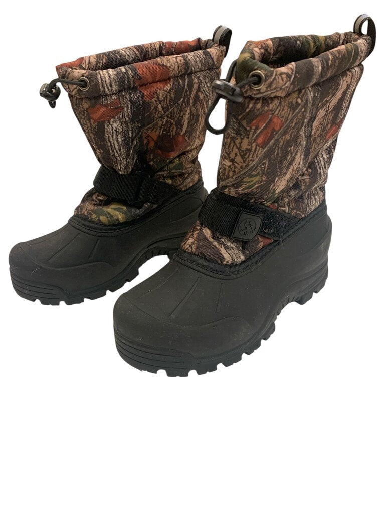 insulated camouflaged leaf boots