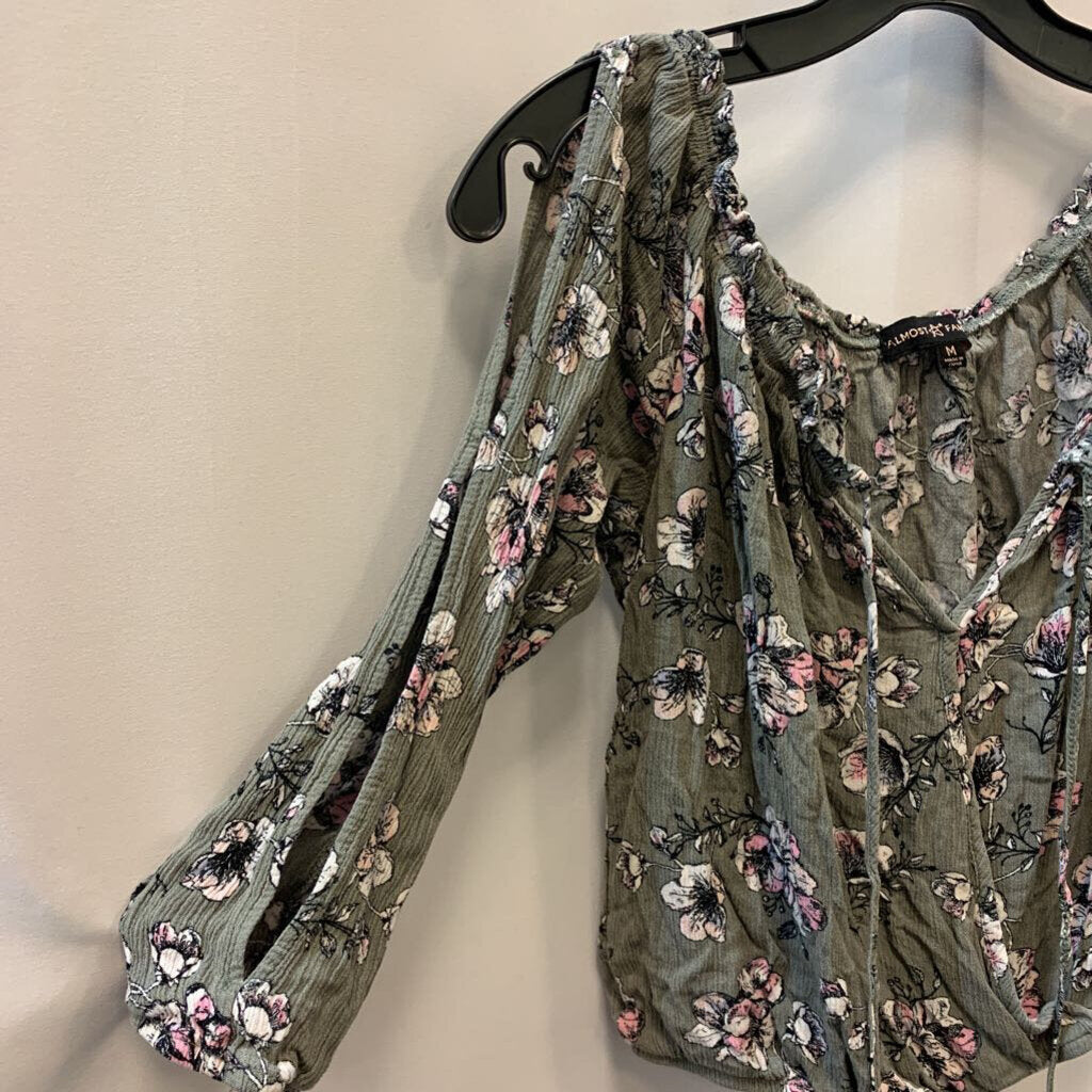Shirt: 3/4 sleeves flowy floral pattern