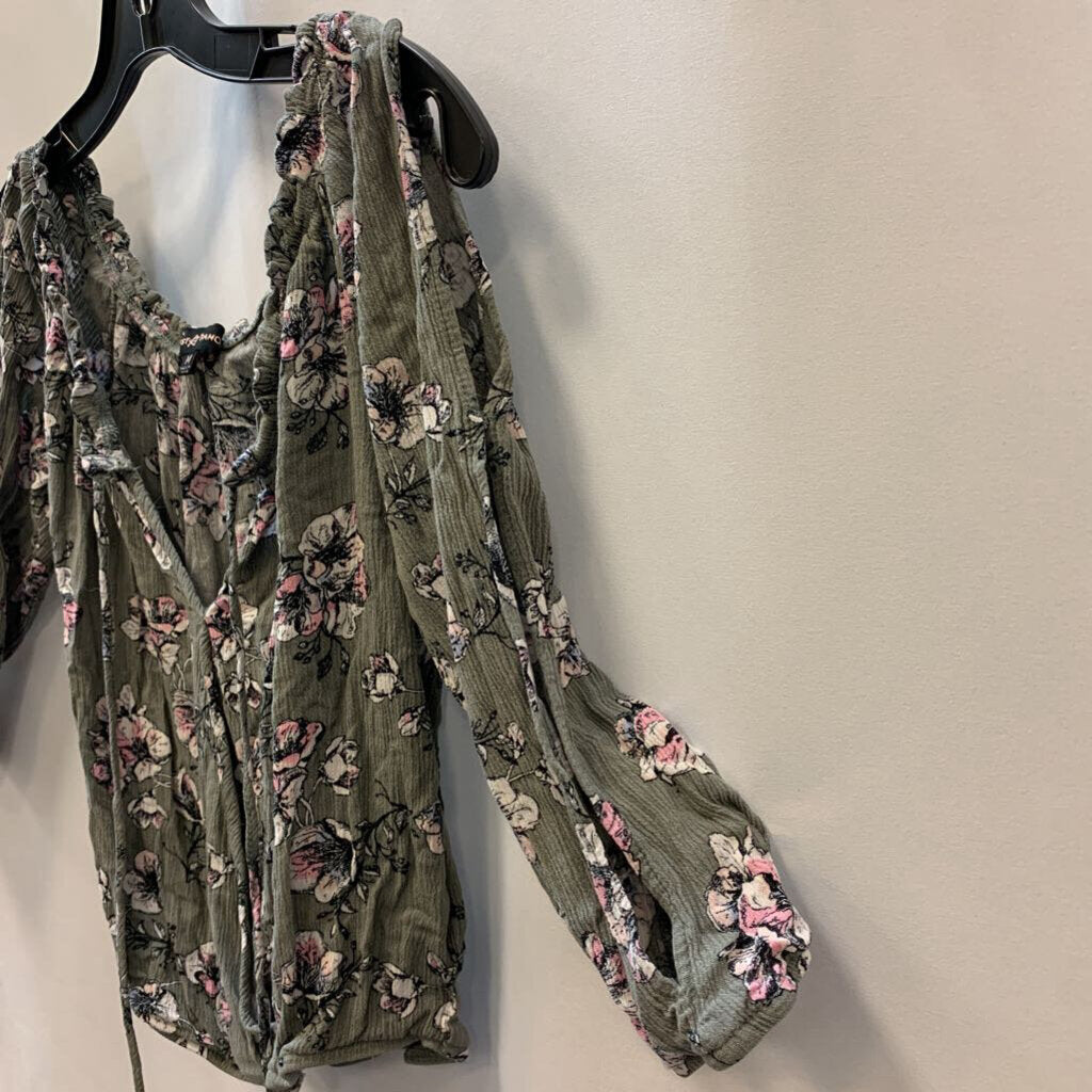 Shirt: 3/4 sleeves flowy floral pattern