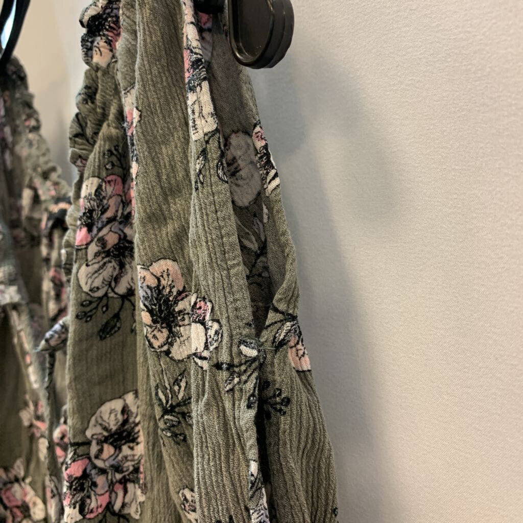 Shirt: 3/4 sleeves flowy floral pattern
