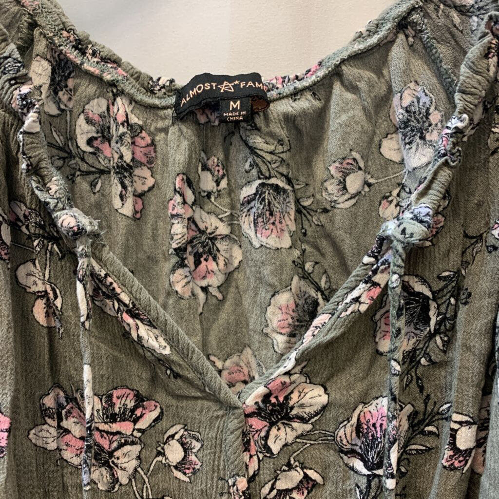 Shirt: 3/4 sleeves flowy floral pattern