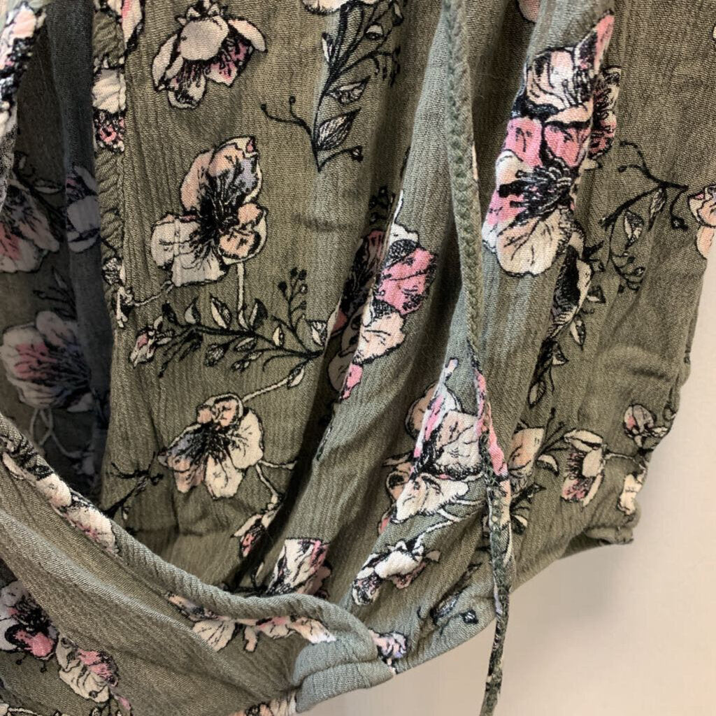 Shirt: 3/4 sleeves flowy floral pattern