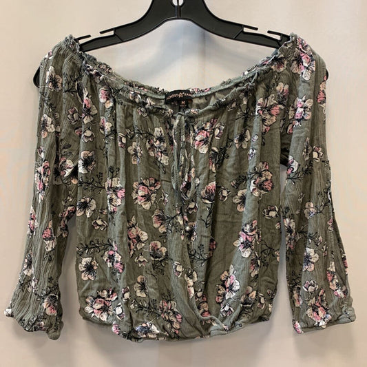 Shirt: 3/4 sleeves flowy floral pattern