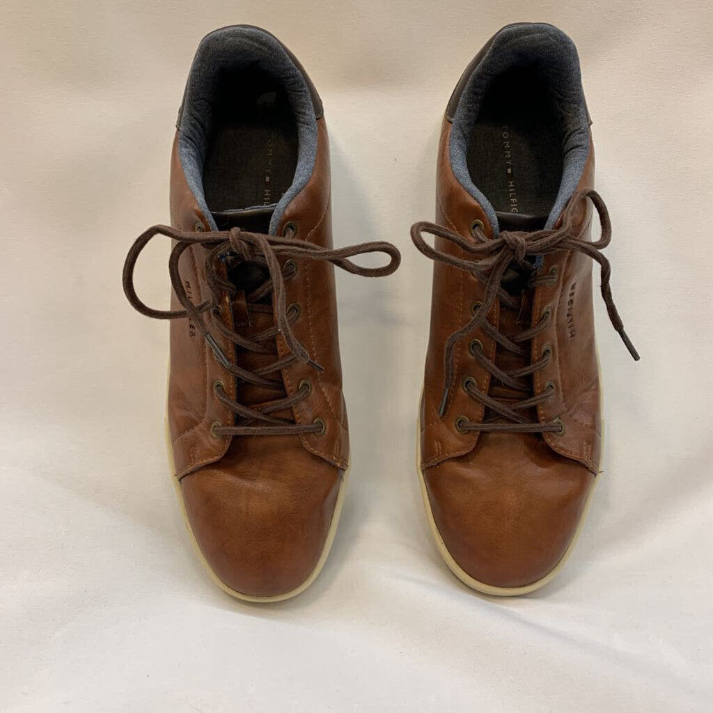 Shoes: Toris Low Top Leather Sneakers