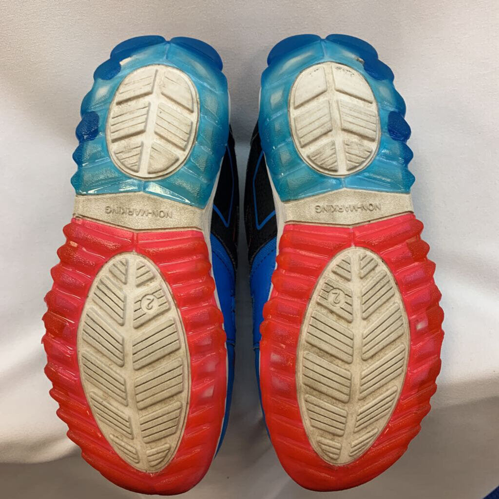 Shoes: Velcro Tennis Shoes