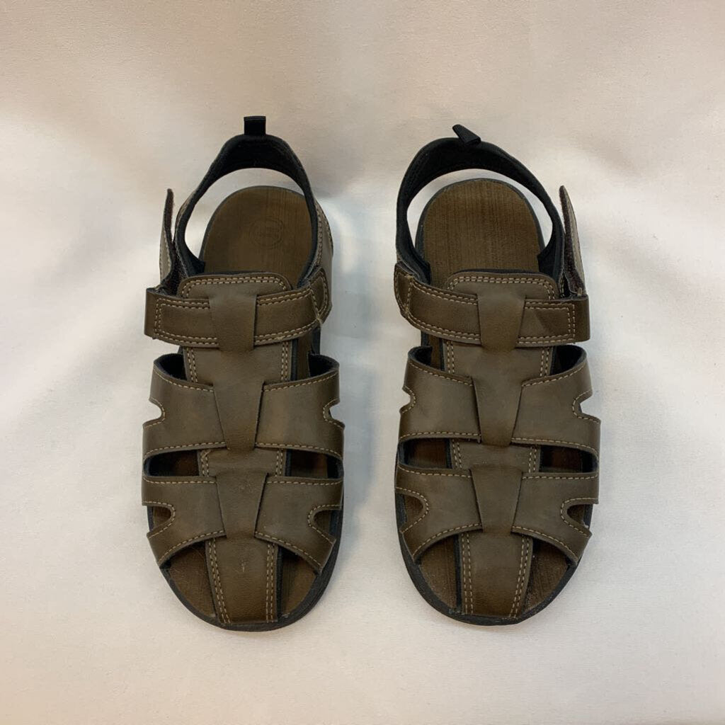 Shoes: Closed Toe Sandals
