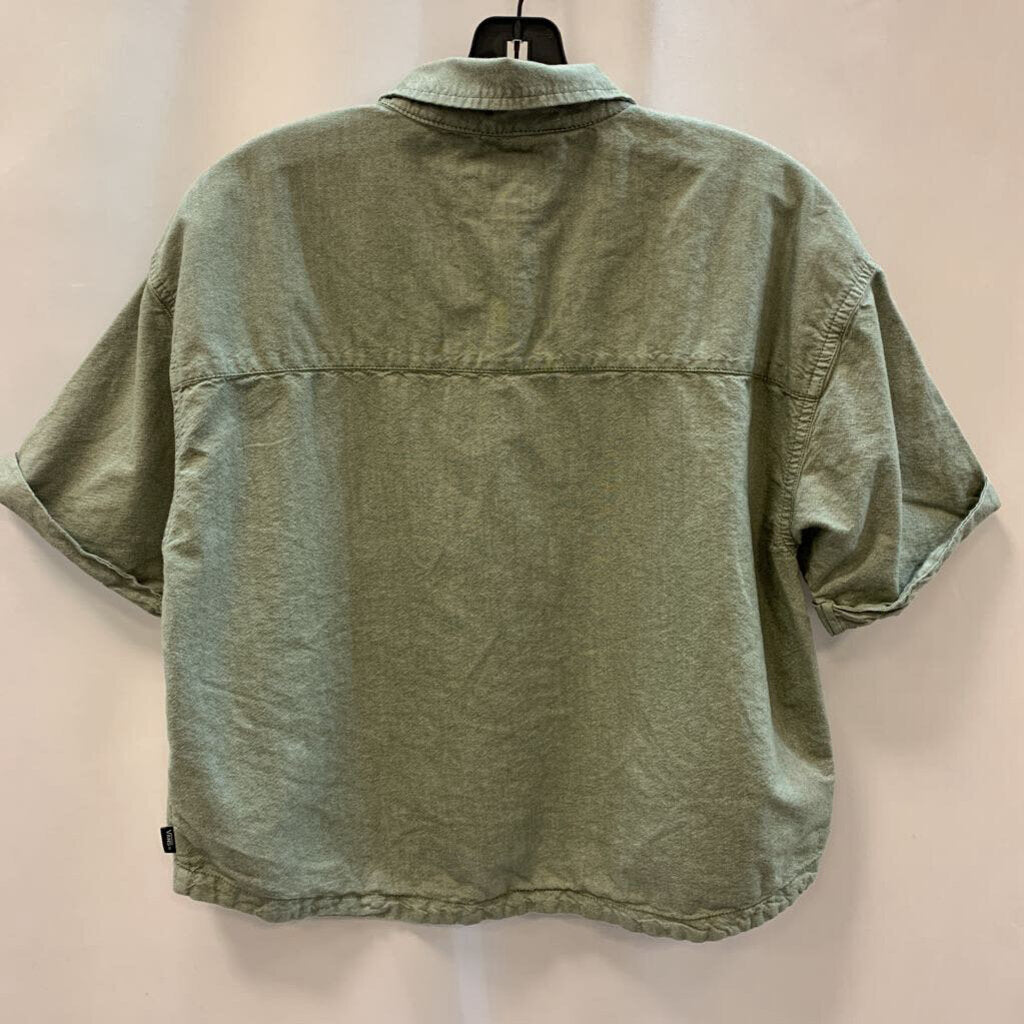 Shirt: Short Sleeve Button Up Crop