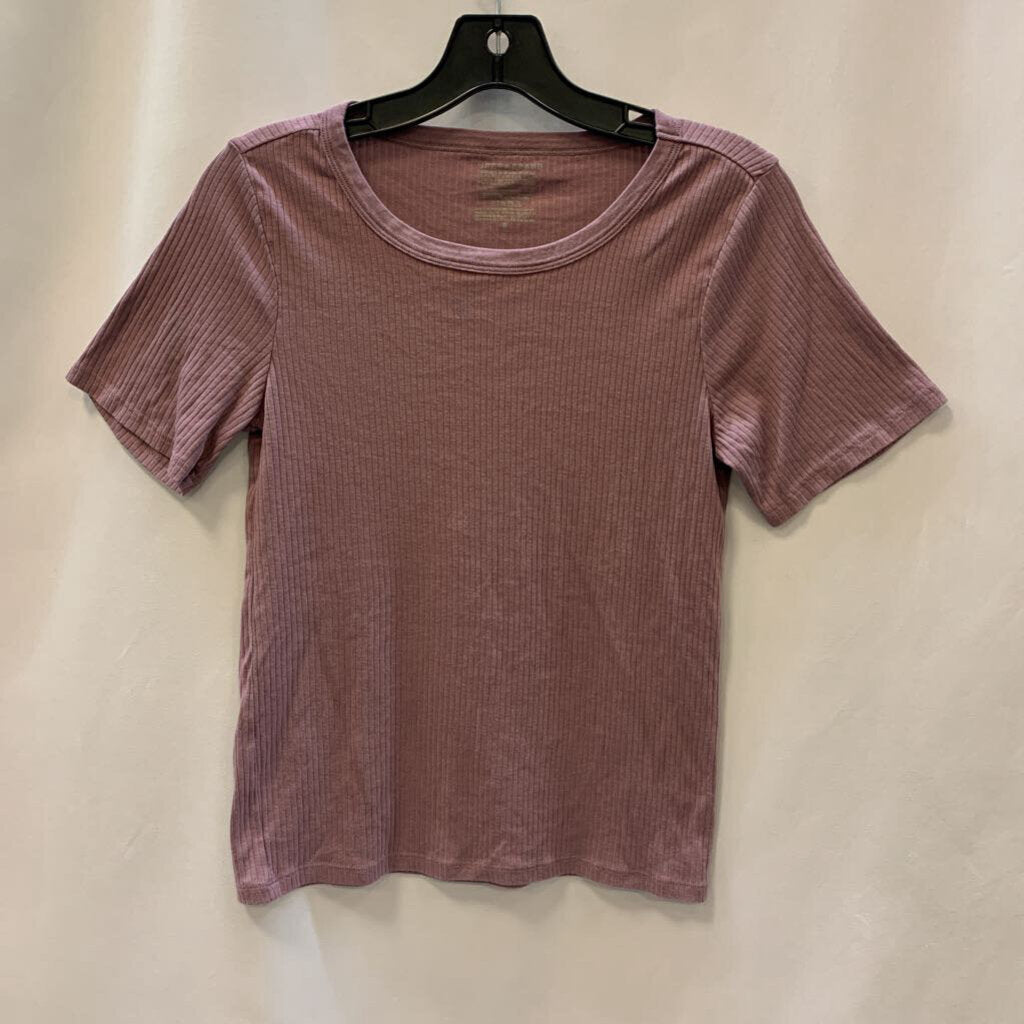 Shirt: Short Sleeve Ribbed Scoop Neck