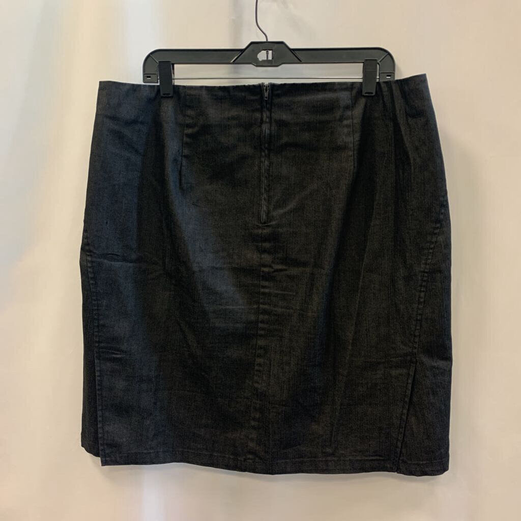 Skirt: A Line Zip Back
