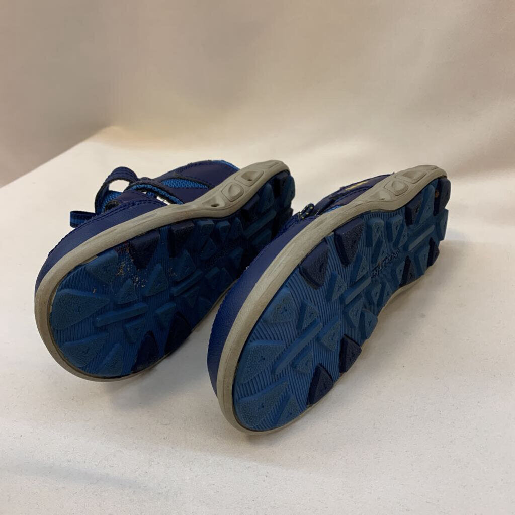 Shoes: Closed Toe Sandals